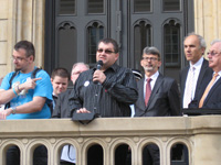 Foto: Sascha Lang redet vor dem Parlament.