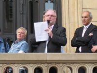 Photo: Lucien Lux commente la marche de protestation.