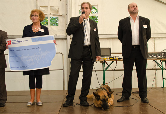 Photo: La remise de chque, de g.  d. Mme Ndelcot, M. Welter, M. Ney.