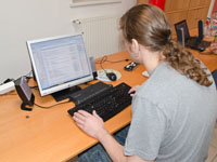 Photo: Un ordinateur avec plage braille et synthse vocale.