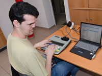 Photo: Un ordinateur avec un clavier braille.
