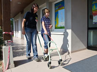 Photo: Une adolescente aveugle marche avec une simulation de chien guide.