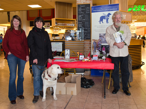 Photo: Colette, Josiane et Pierre distribuent srieusement la bande dessine  notre stand.