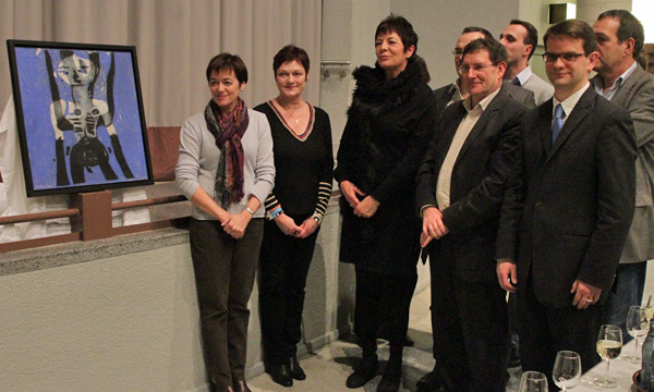 Photo: On regarde le  prix, un tableau de l'artiste Nathalie Soldani.