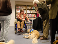 Photo: la reprsentante de Rahna parle de son chien d'assistance.