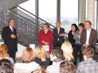 Foto: Unser Prsident stellt die Arbeit des Blindenfhrhundes vor