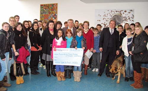 Photo de groupe de la remise de chque.