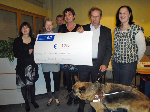 Foto: Gruppenbild der Scheckberreichung