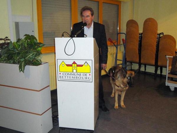 Foto: Unser Prsident stellt die Arbeit des Blindenfhrhundes vor.