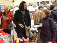 Foto: Martine Konsbruck gibt Auskunft auf unserem Stand.