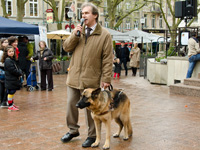 Foto: Unser Prsident Roland Welter erklrt die Arbeit mit dem Fhrhund.