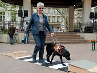 Foto: Christiane Ney fhrt die Arbeit mit dem Fhrhund vor.