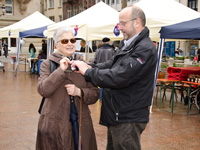 Photo: Raymond Ney montre sa camera  son pouse non-voyante.