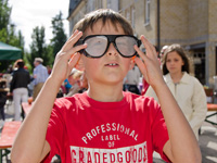 Foto: Ein Junge versucht eine unserer Simulationsbrillen.