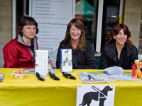 Photo: Josiane Rommes, Colette Schmitz et Rene Mischel occupent notre stand.