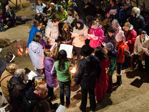 Foto: Die Kinder stellen sich um das Feuer auf.