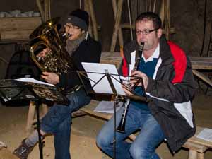 Foto: Die Musiker spielen Weihnachtslieder.