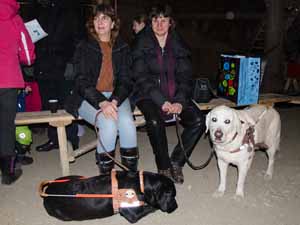 Photo: Josiane et Rene avec leurs chiens guides Urak et Guiness.