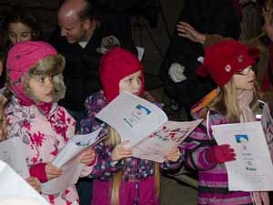 Photo: Les enfants chantent.