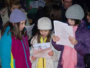 Photo: Les enfants chantent.