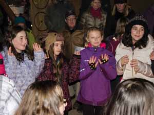 Photo: Les enfants chantent.