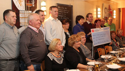 Foto: Gruppenbild der Scheckberreichung