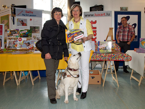 Foto: Die Autorin des Buches mit unserem Vereinsmitglied Josiane Rommes und Blindenfhrhund Urak.