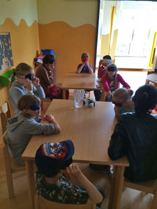 Foto: Kinder in Raum mit Augenbinden
