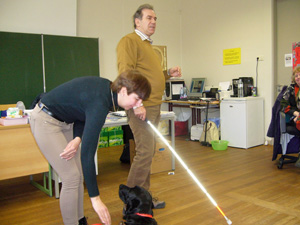 Foto: Roland Welter zeigt die Arbeit mit dem Blindenlangstock.