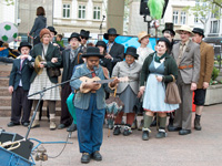 Straentheater der Truppe der "Ligue HMC" Dadofonic