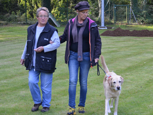 Eine Begleitperson hilft Danielle und Fhrhund Donald