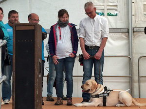 Foto: Jean-Marie Theis und Labrador Rde "Idem"