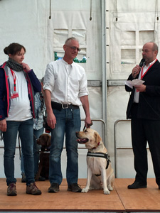 Photo: Le directeur de lcole des chiens guides M. Ney parle