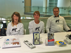 Colette, Rene und Roland bereuen den Stand