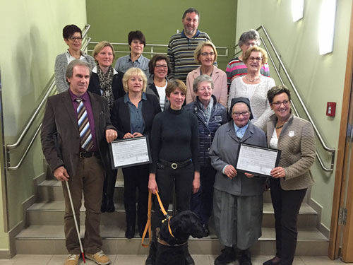 Gruppenfoto bei der Scheckberreichung