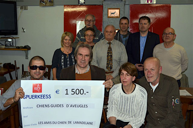 Gruppenfoto bei der Scheckberreichung