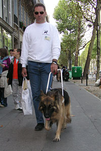 Description d'image: Photo de Roland Welter et de sa chienne guide Orfée