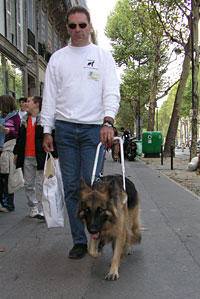 Description d'image: Photo de Roland Welter et de sa chienne guide Orfe