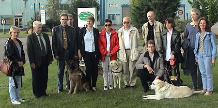 Bildbeschreibung: Gruppenphoto des Vereins beim Besuch der Führhundschule in Metz (2002)