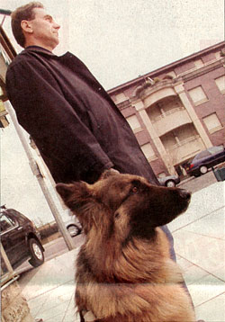 Description d'image: Roland Welter et sa chienne guide Orfe