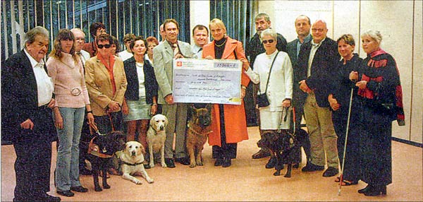 Gruppenbild bei der Scheckberreichung