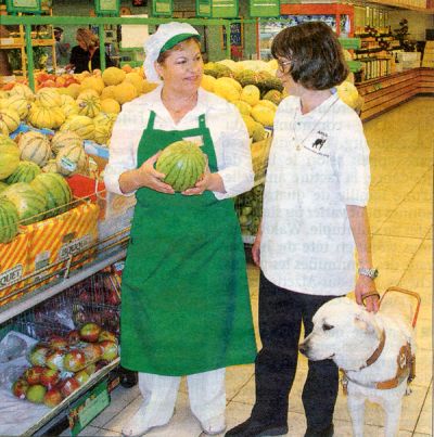 Photo: Josiane et Urak se font conseiller par une vendeuse