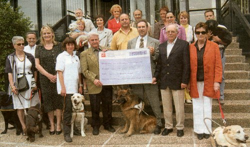 Foto: Gruppenbild whrend der Scheckberreichung