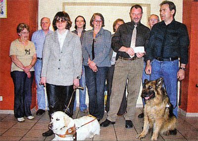 Gruppenbild bei der Scheckbergabe