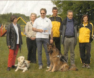 Gruppenbild bei der Scheckberreichung