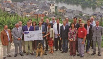 Foto: Gruppenbild zur Scheckberreichung