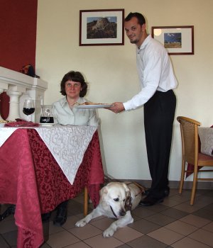 Foto: Josiane mit Fhrhund Urak im Restaurant Ci bboi