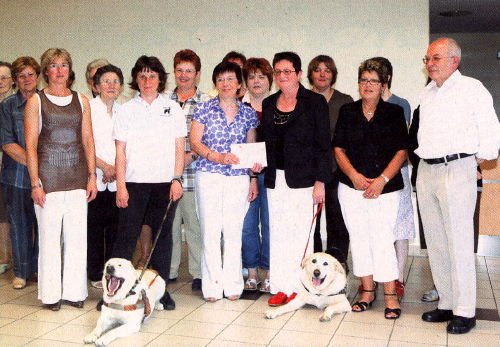 Foto: Gruppenfoto bei der Scheckberreichung