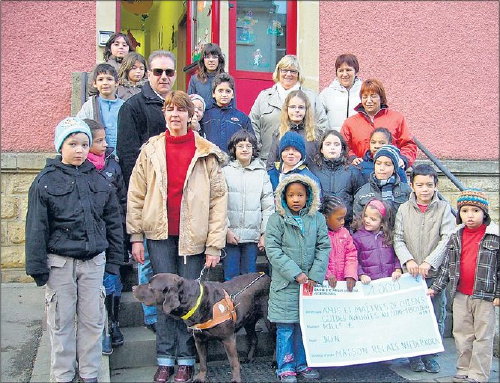 Foto: Gruppenfoto bei der Scheckberreichung