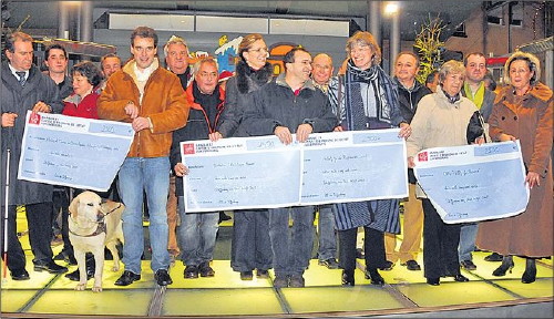 Foto: Gruppenfoto bei der Scheckberreichung